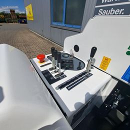 Balayeuse aspirateur autoportée à louer