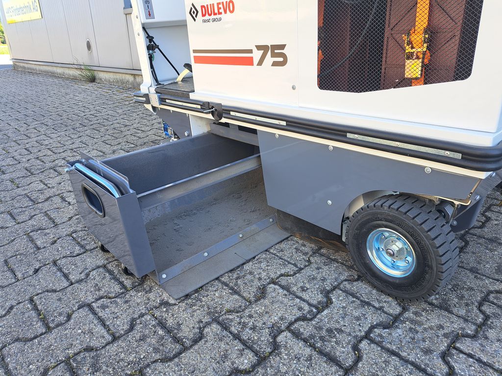 Balayeuse aspirateur autoportée Dulevo Dulevo 75 EH à louer Balayeuse aspirateur autoportée à louer