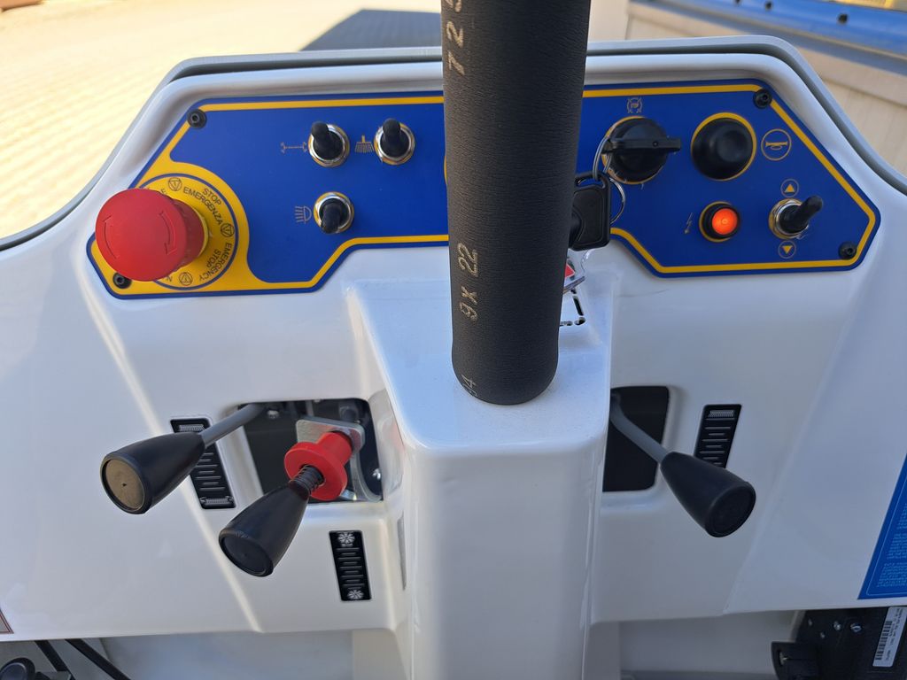 Balayeuse aspirateur autoportée Dulevo Dulevo 75 EH à louer Balayeuse aspirateur autoportée à louer