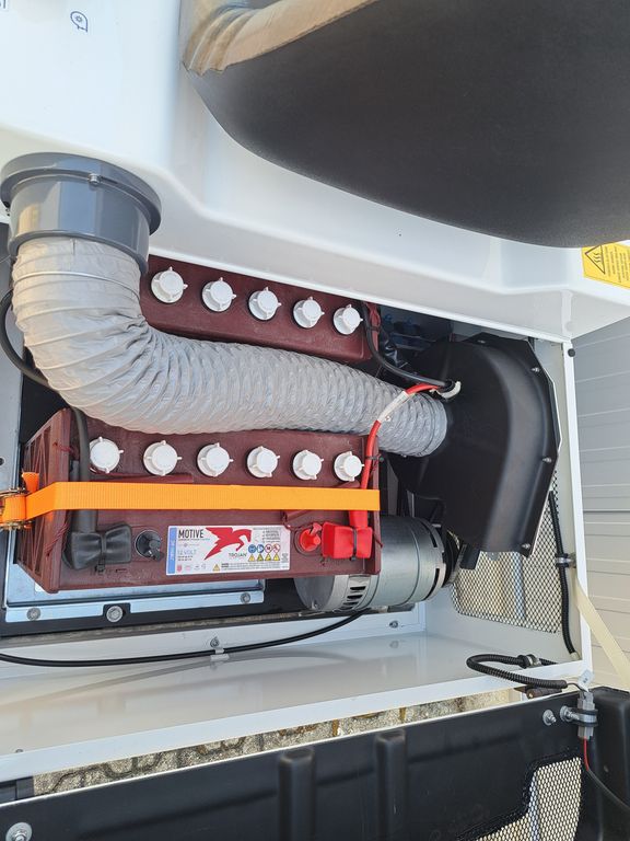 Balayeuse aspirateur autoportée Dulevo Dulevo 75 EH à louer Balayeuse aspirateur autoportée à louer