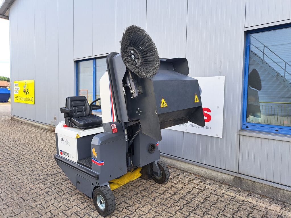 Balayeuse aspirateur autoportée Dulevo 90 BK Strassenzulassung à louer Balayeuse aspirateur autoportée à louer