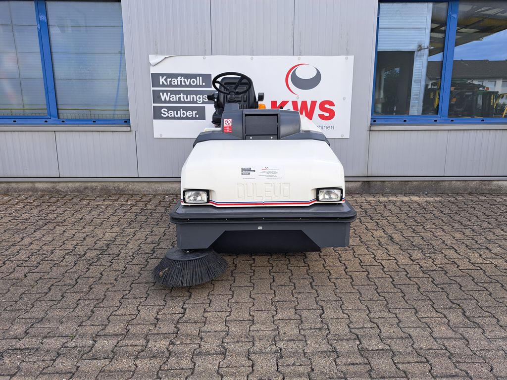 Balayeuse aspirateur autoportée Dulevo 90 BK Strassenzulassung à louer Balayeuse aspirateur autoportée à louer
